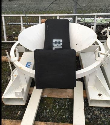 600128